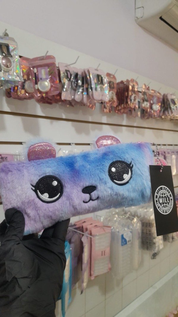 Cartuchera / porta cosméticos de peluche